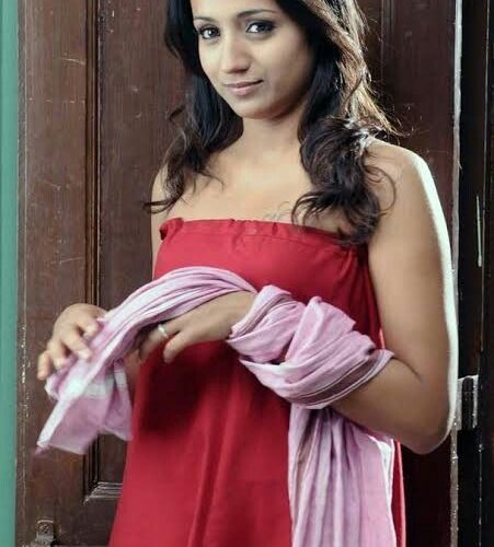 स्त्रीचे ओले केस आणि लोकतंत्र